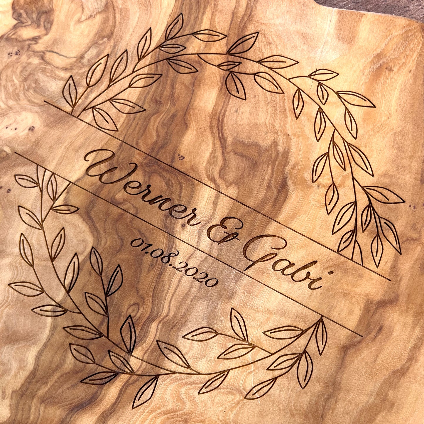KRANZ - Personalisiertes Olivenholzbrett mit Gravur - Jeske Design