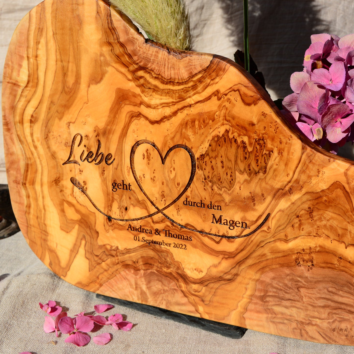 LIEBE GEHT - Personalisiertes Olivenholzbrett mit Gravur - Jeske Design