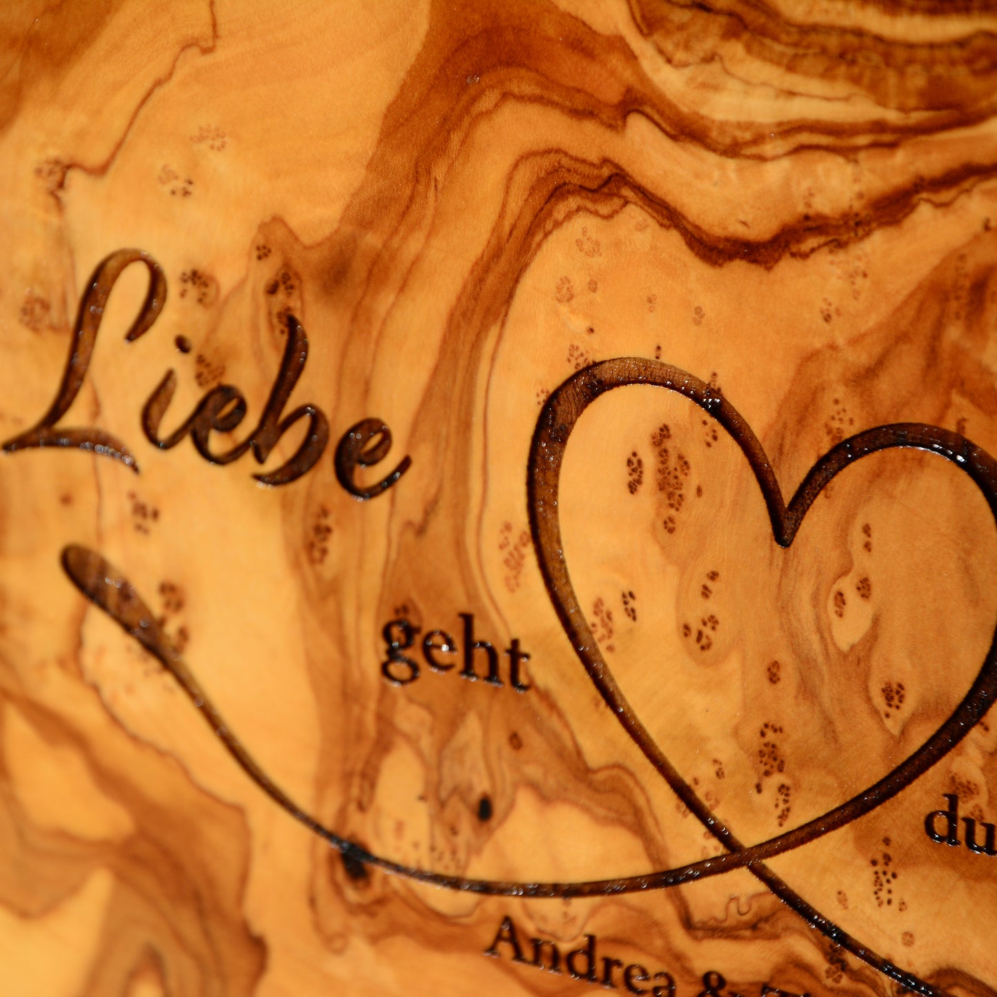 LIEBE GEHT - Personalisiertes Olivenholzbrett mit Gravur - Jeske Design