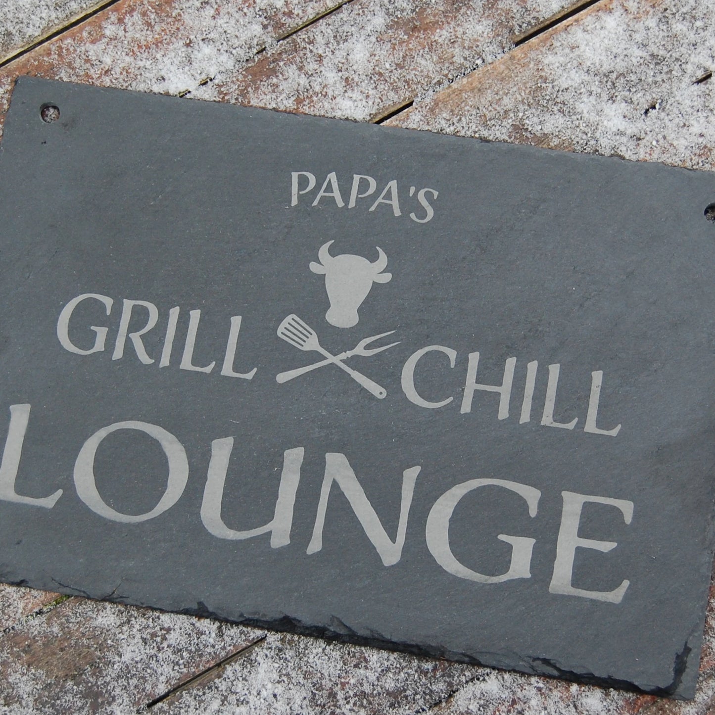 GRILL & CHILL LOUNGE - Personalisiertes Schieferschild für die BBQ-Lounge - Jeske Design