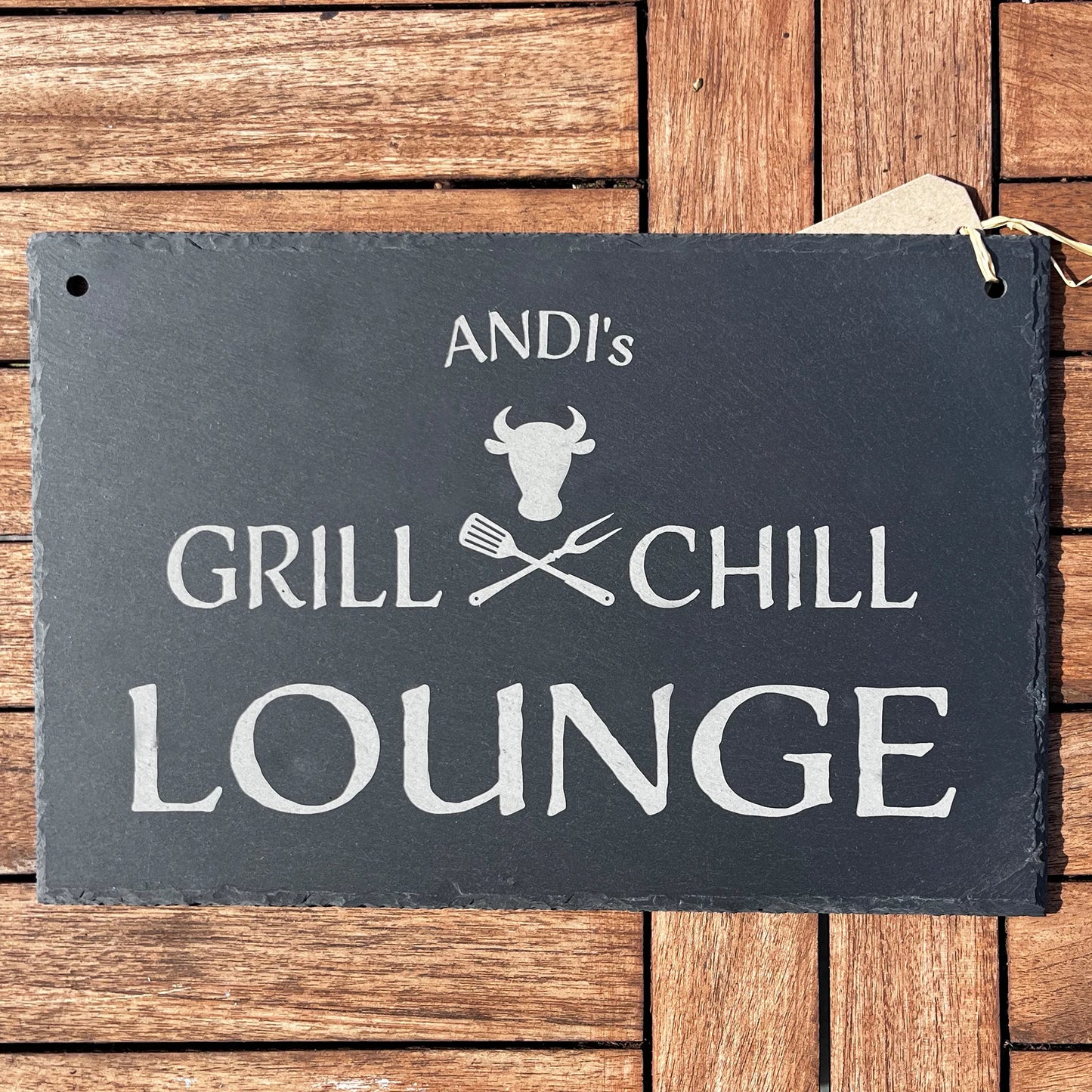 GRILL & CHILL LOUNGE - Personalisiertes Schieferschild für die BBQ-Lounge - Jeske Design