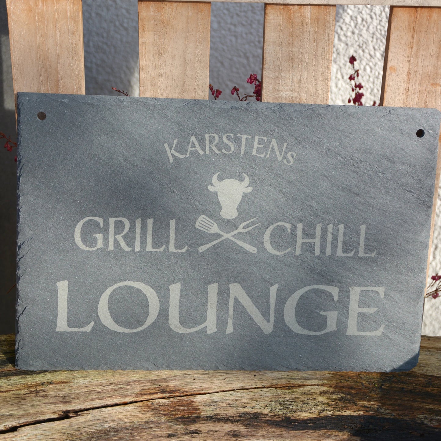 GRILL & CHILL LOUNGE - Personalisiertes Schieferschild für die BBQ-Lounge - Jeske Design