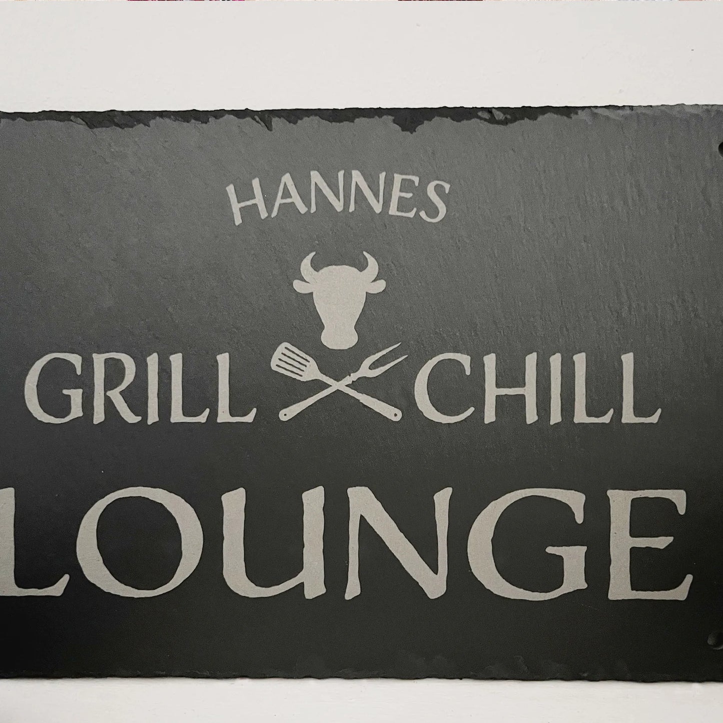 GRILL & CHILL LOUNGE - Personalisiertes Schieferschild für die BBQ-Lounge - Jeske Design