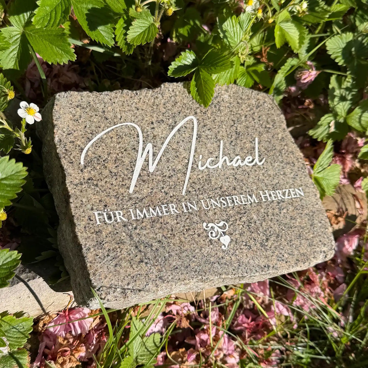 Seitenansicht von dem Gedenkstein Granit – Motiv NSB-31 Für immer in unserem Herzen leicht gekippt