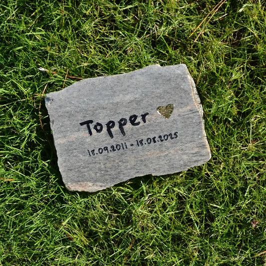 Tiergrabstein Granit mit goldenem Herz – personalisiert mit Name & Datum