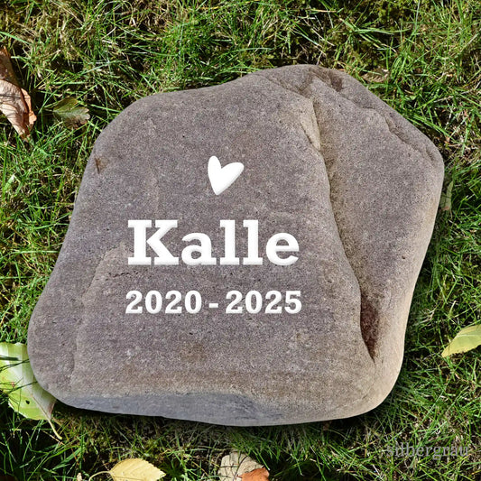 Naturstein Z-6 für Gedenkstein mit weißer Gravur auf Gras liegend