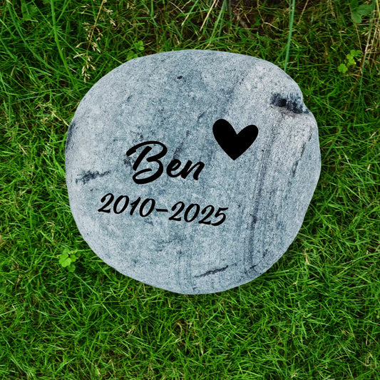 Tiergrabstein Findling aus Naturstein – personalisiert für Hund & Katze Nr. D-10