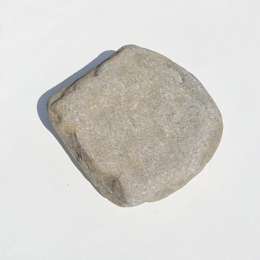 Individueller Naturstein Findling oder Kiesling als Grabstein für Hund oder Katze - Stein Nr A-2 mit verschiedenen Motiven und Schriften zur Auswahl - als Grabschmuck bei Jeske Design