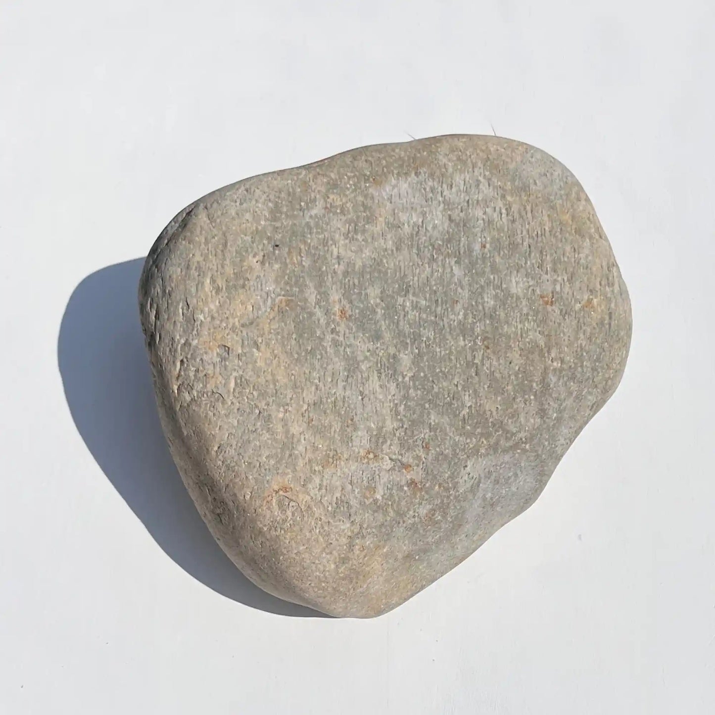 Individueller Naturstein Findling oder Kiesling als Grabstein für Hund oder Katze - Stein Nr A-1 mit verschiedenen Motiven und Schriften zur Auswahl - als Grabschmuck bei Jeske Design