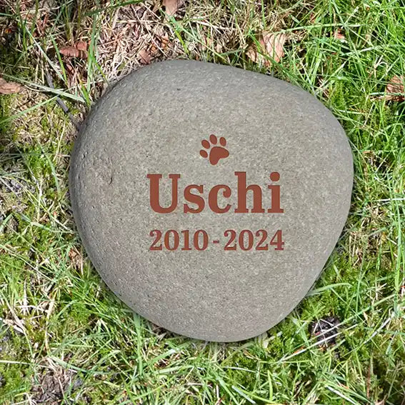 Individueller Naturstein Findling oder Kiesling als Grabstein für Hund oder Katze - Stein Nr A-3 mit verschiedenen Motiven und Schriften zur Auswahl - optional Gravur mit kupferbrauner Farbe als Grabschmuck bei Jeske Design