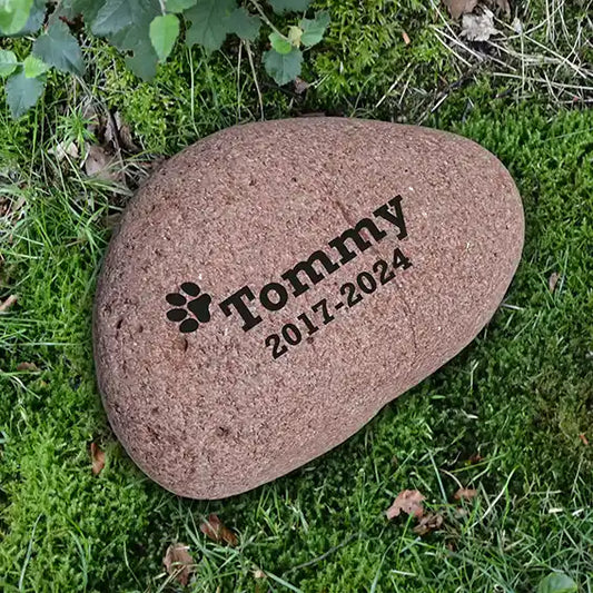 Individueller Naturstein Findling oder Kiesling als Grabstein für Hund oder Katze - Stein Nr A-4 mit verschiedenen Motiven und Schriften zur Auswahl - optional Gravur mit schwarzer Farbe als Grabschmuck bei Jeske Design