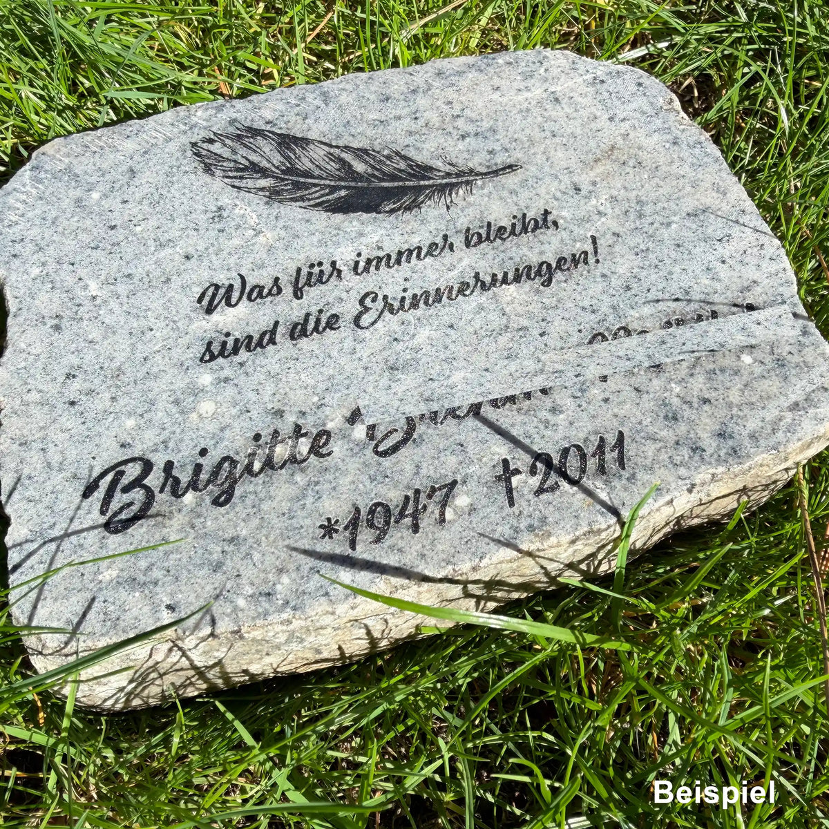 Grabstein aus Granit mit Feder – graviert mit Name & Spruch