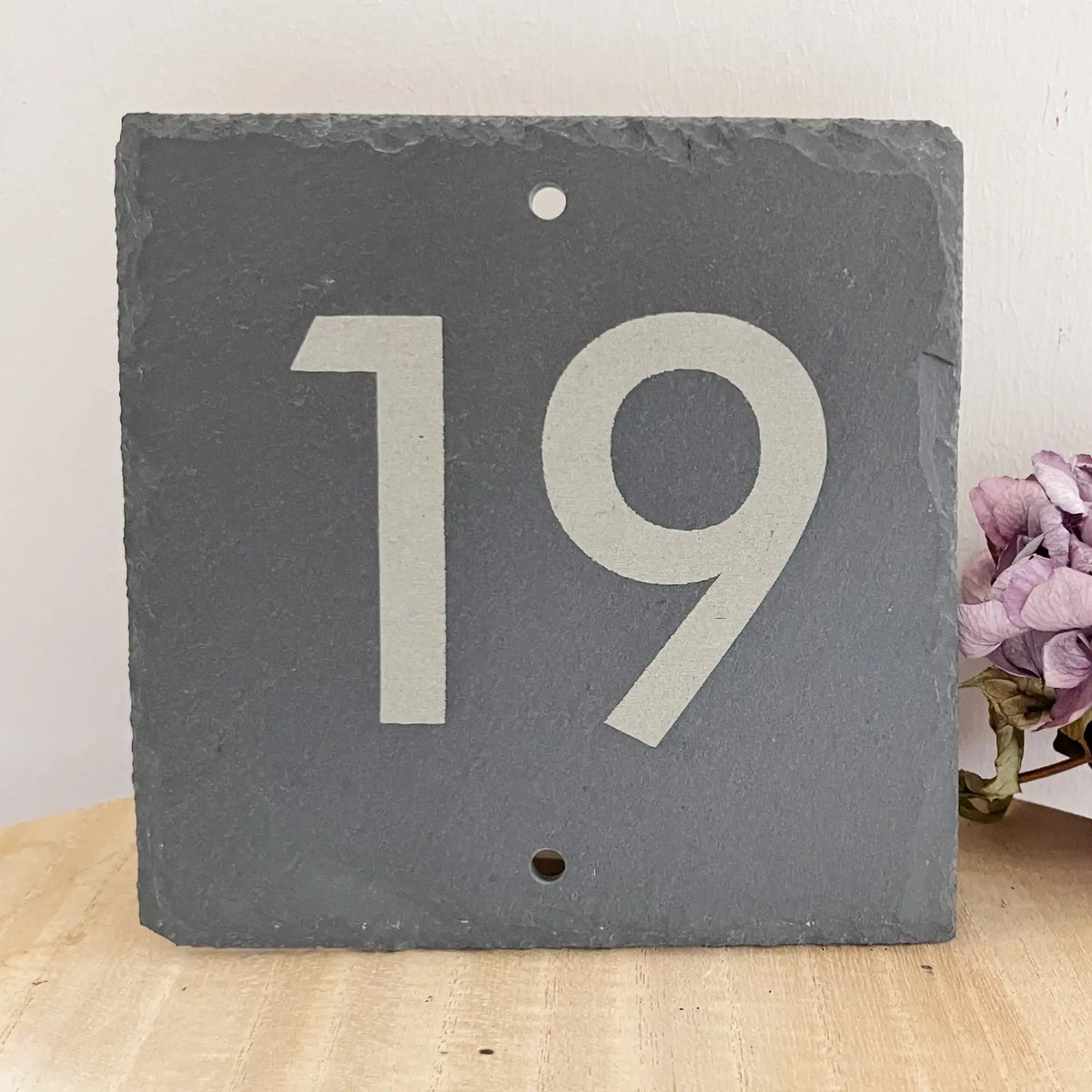 Numéro de maison sur une plaque d'ardoise avec chiffres modernes