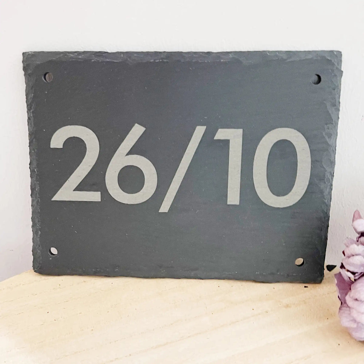 Numéro de maison sur une plaque d'ardoise avec chiffres modernes