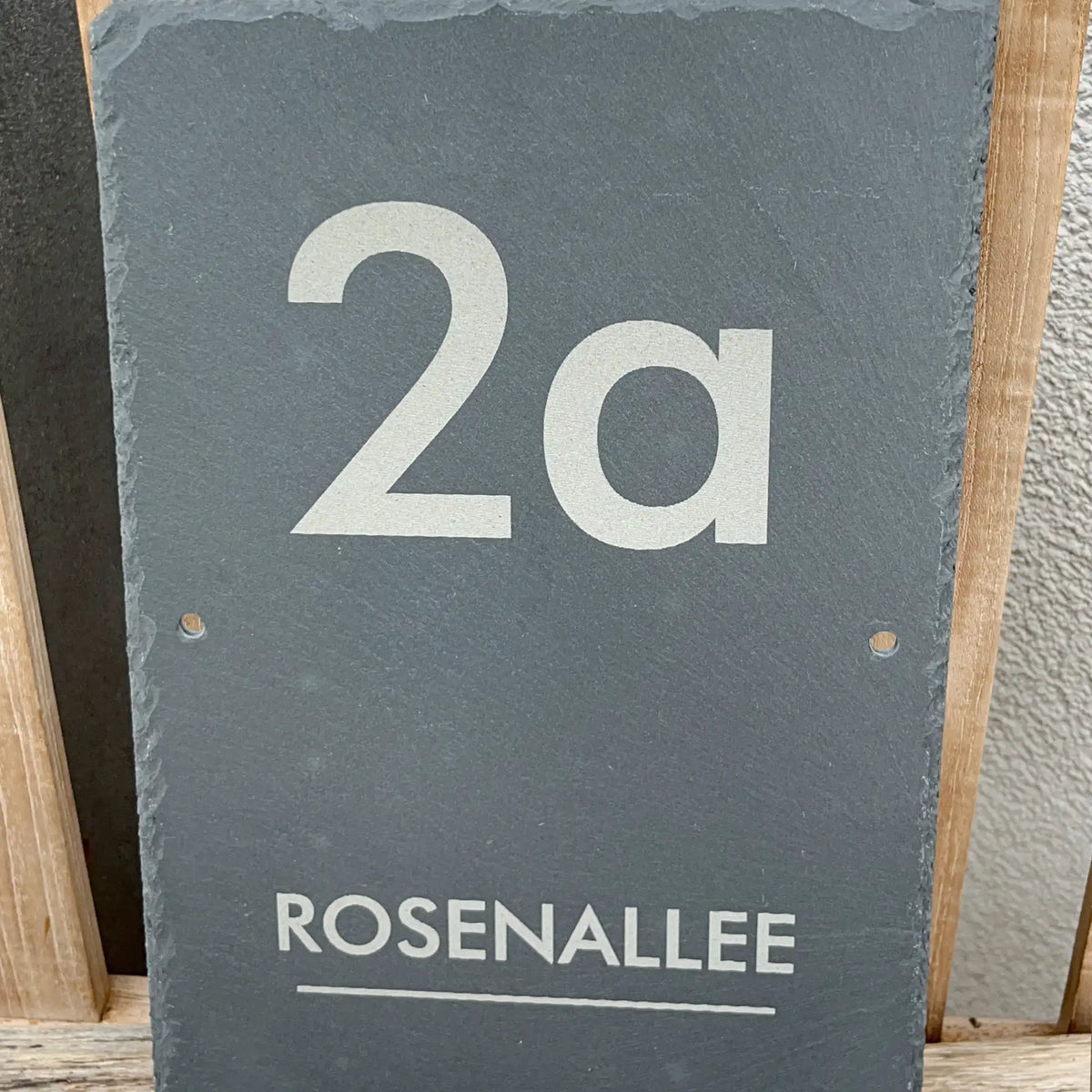 Numéro de maison sur une plaque d'ardoise avec chiffres modernes