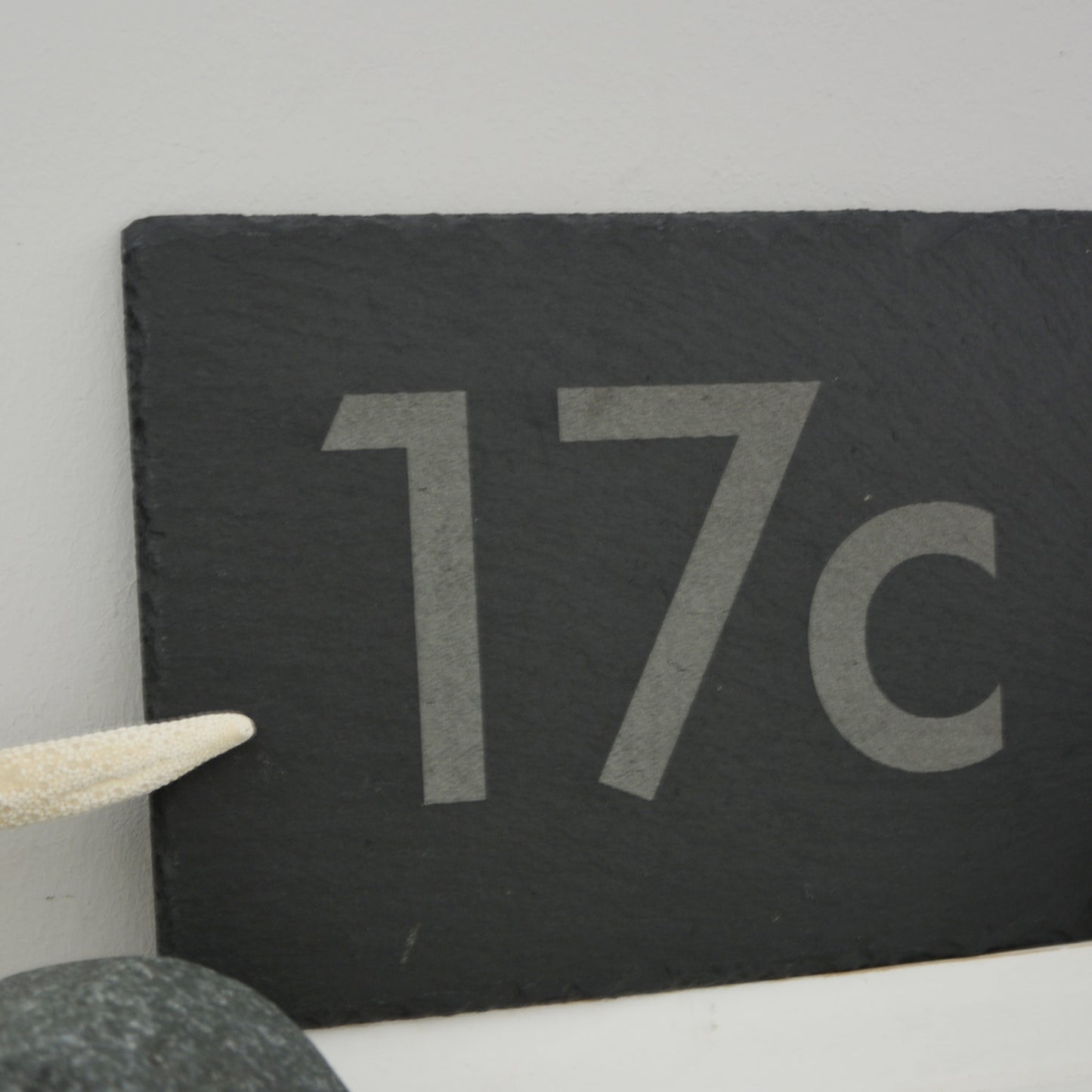 Moderne Hausnummer auf Schieferschild - moderne Ziffern - Jeske Design