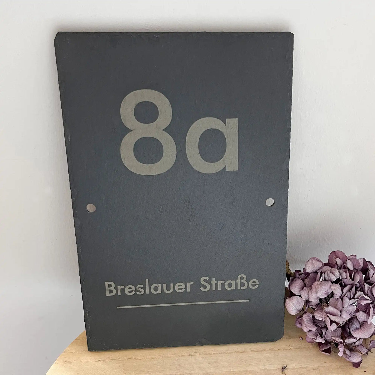 Numéro de maison sur une plaque d'ardoise avec chiffres modernes