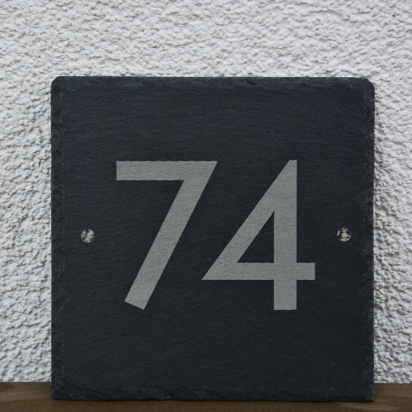 Moderne Hausnummer auf Schieferschild - moderne Ziffern - Jeske Design