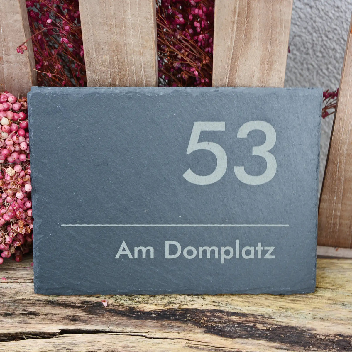 Numéro de maison sur une plaque d'ardoise avec chiffres modernes