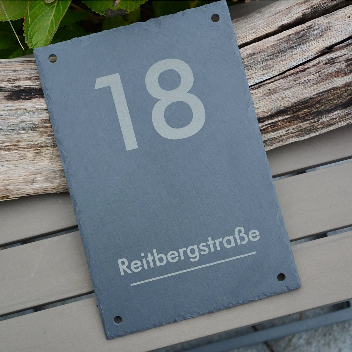 Numéro de maison sur une plaque d'ardoise avec chiffres modernes