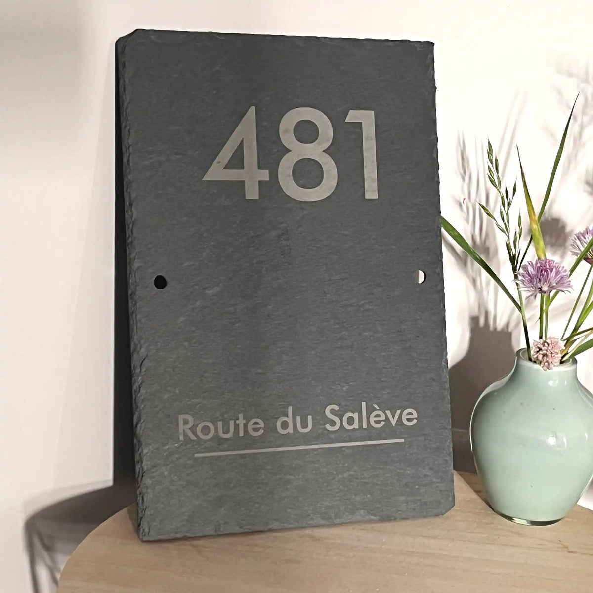 Numéro de maison sur une plaque d'ardoise avec chiffres modernes