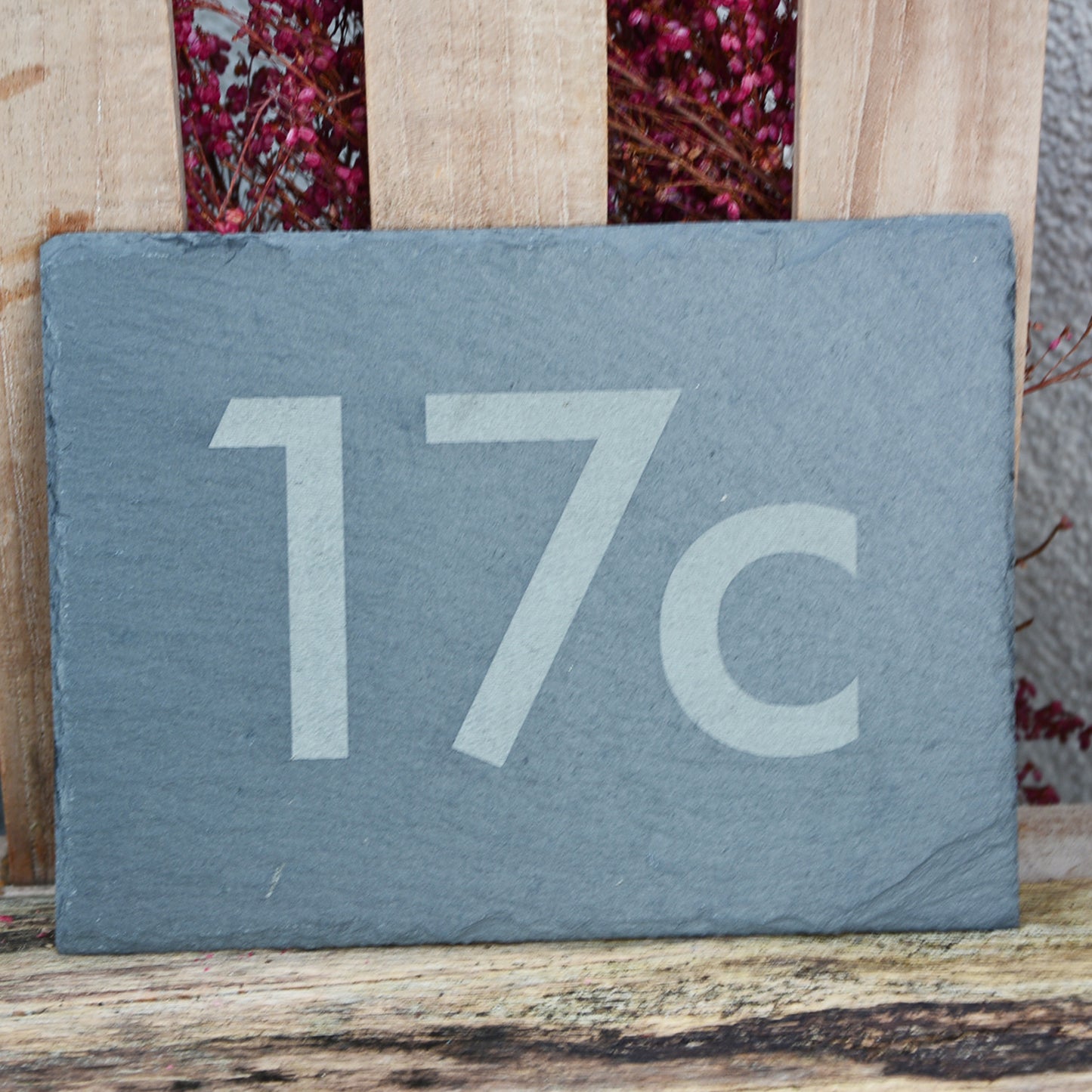 Moderne Hausnummer auf Schieferschild - moderne Ziffern - Jeske Design