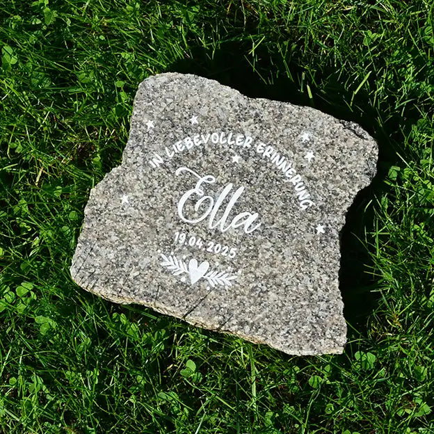 Grabstein, Gedenkstein, Liegestein aus geschnittener Natursteinblock Granit grau oder rot mit Schriftauswahl und Gravurfarbe weiß von Jeske Design