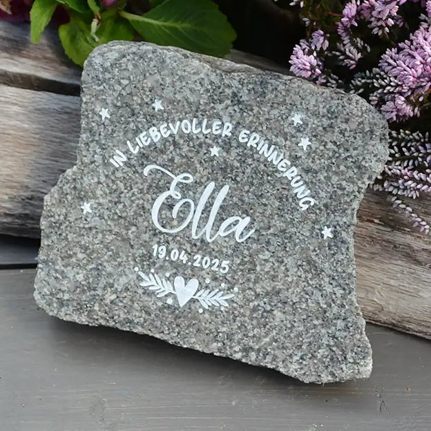Grabstein, Gedenkstein, Liegestein aus geschnittener Natursteinblock Granit grau oder rot mit Schriftauswahl und Gravurfarbe weiß von Jeske Design