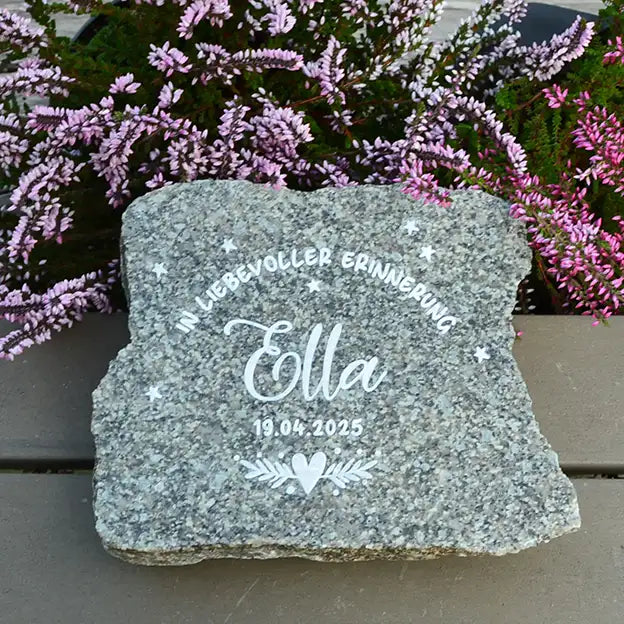 Grabstein, Gedenkstein, Liegestein aus geschnittener Natursteinblock Granit grau oder rot mit Schriftauswahl und Gravurfarbe weiß von Jeske Design