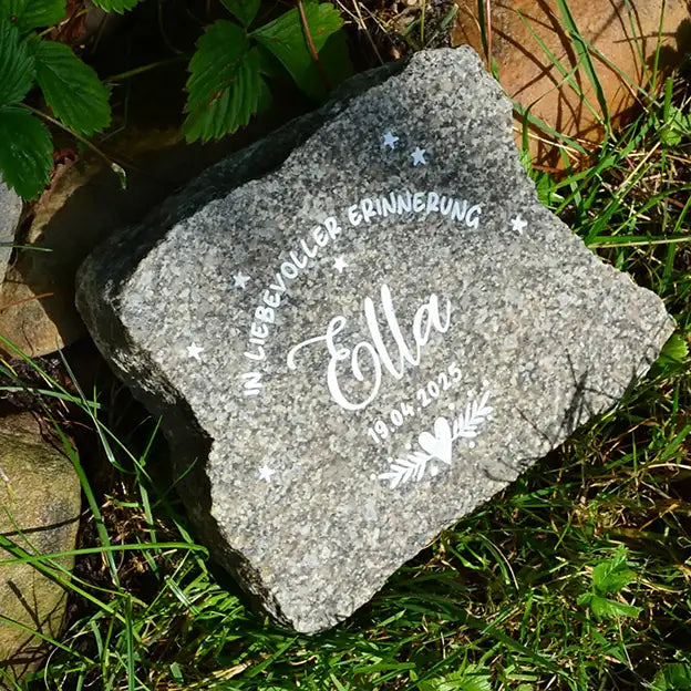 Grabstein, Gedenkstein, Liegestein aus geschnittener Natursteinblock Granit grau oder rot mit Schriftauswahl und Gravurfarbe weiß von Jeske Design