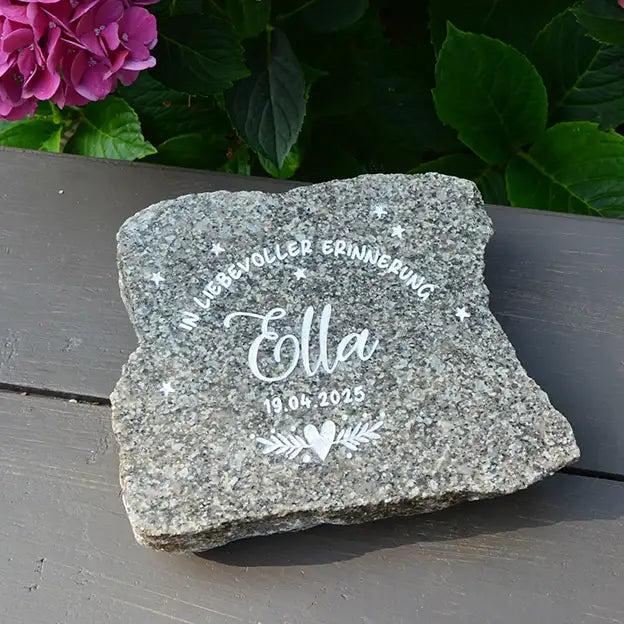 Grabstein, Gedenkstein, Liegestein aus geschnittener Natursteinblock Granit grau oder rot mit Schriftauswahl und Gravurfarbe weiß von Jeske Design