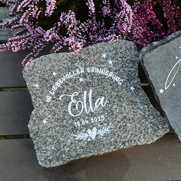 Grabstein, Gedenkstein, Liegestein aus geschnittener Natursteinblock Granit grau oder rot mit Schriftauswahl und Gravurfarbe weiß von Jeske Design