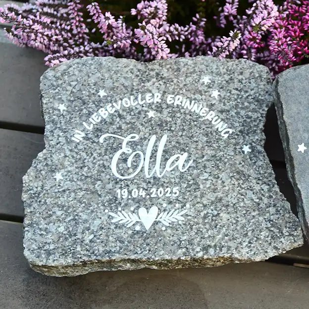 Grabstein, Gedenkstein, Liegestein aus geschnittener Natursteinblock Granit grau oder rot mit Schriftauswahl und Gravurfarbe weiß von Jeske Design