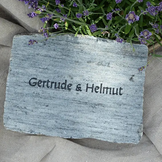 Grabstein, Gedenkstein, Liegestein aus Naturstein Granit grau oder rot, geschnitten mit verschiedenen Schriften zur Auswahl
