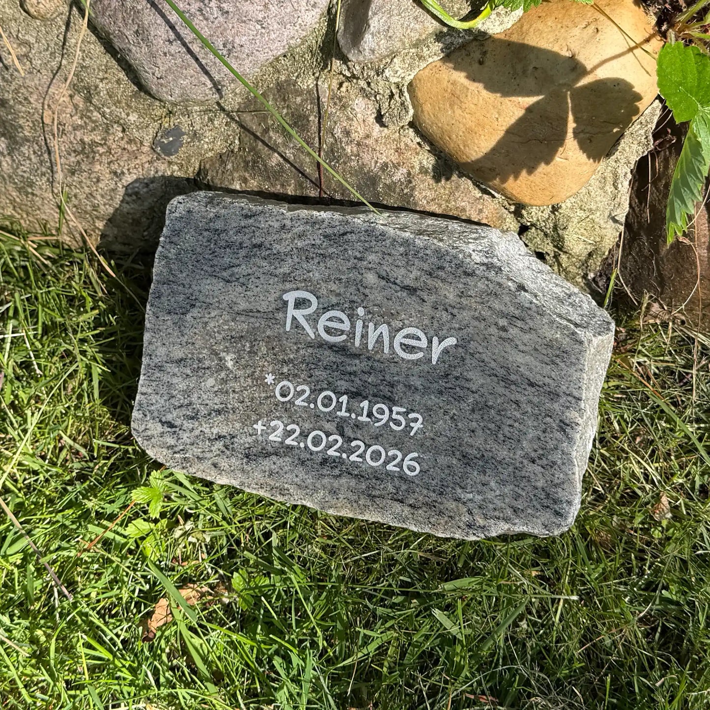 Gedenkstein Granit klassisch – personalisiert mit Name & Lebensdaten