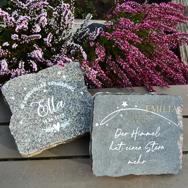 Grabstein, Gedenkstein, Liegestein aus geschnittener Natursteinblock Granit grau oder rot mit Name, Datum und Sternen, Abschiedsworte in Handschrift und Gravurfarbe weiß von Jeske Design - Motiv NSB-17