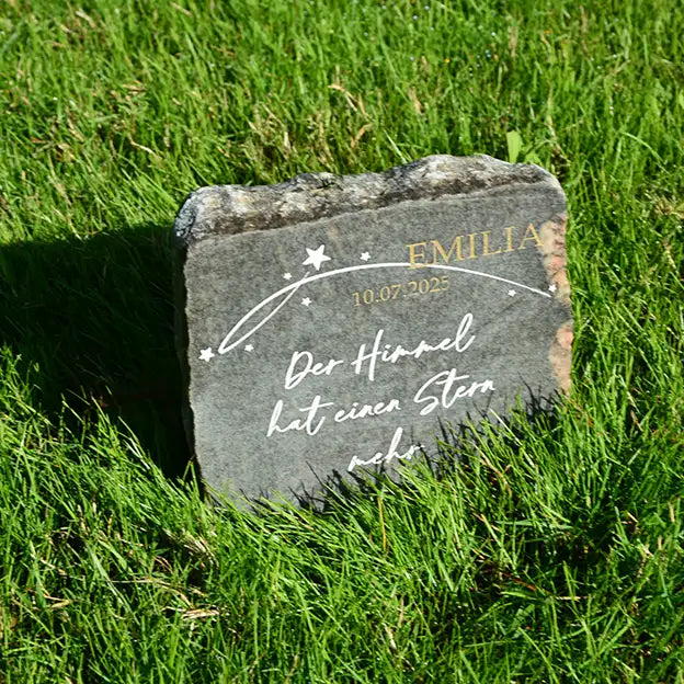 Grabstein, Gedenkstein, Liegestein aus geschnittener Natursteinblock Granit grau oder rot mit Name, Datum und Sternen, Abschiedsworte in Handschrift und Gravurfarbe weiß von Jeske Design - Motiv NSB-17