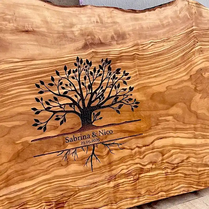 Glattes Schneidebrett & Frühstücksbrett mit rustikalem Naturrand mit dem Gravurmotiv LEBENSBAUM mit personalisierten Namen und oder Datum als Geschenkidee für Hochzeitspaare, zum Jahrestag oder Jubilare