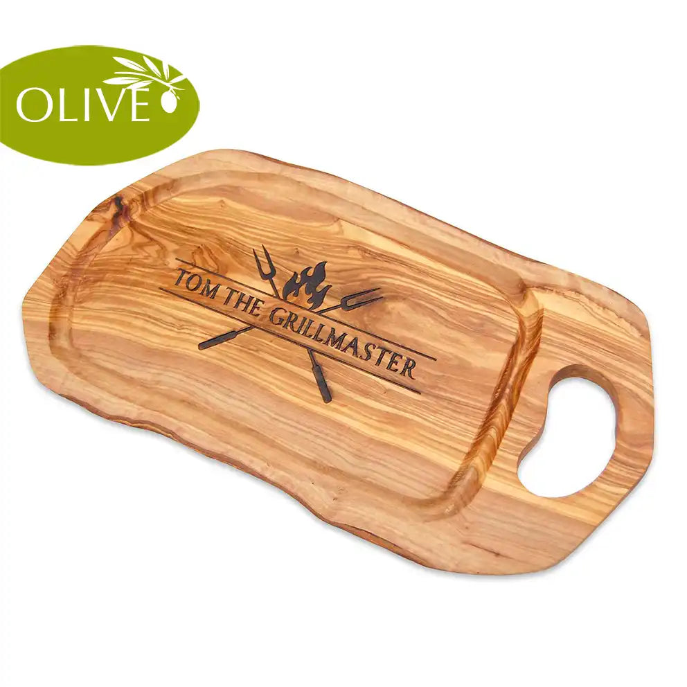 Motiv THE GRILLMASTER - Mediterranes Schneidebrett aus Olivenholz mit Grifflasche und Saftrille und personalisierten Gravurmotiv - Jeske Design