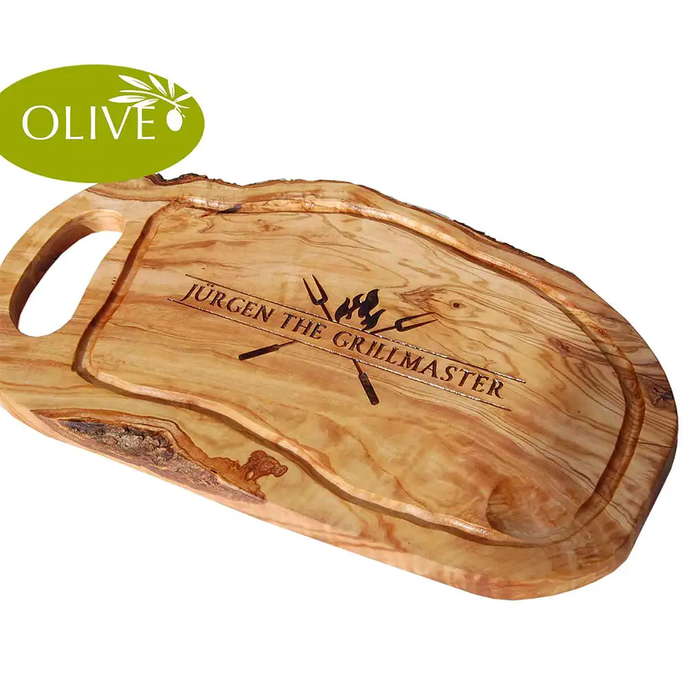 Motiv THE GRILLMASTER - Mediterranes Schneidebrett aus Olivenholz mit Grifflasche und Saftrille und personalisierten Gravurmotiv - Jeske Design