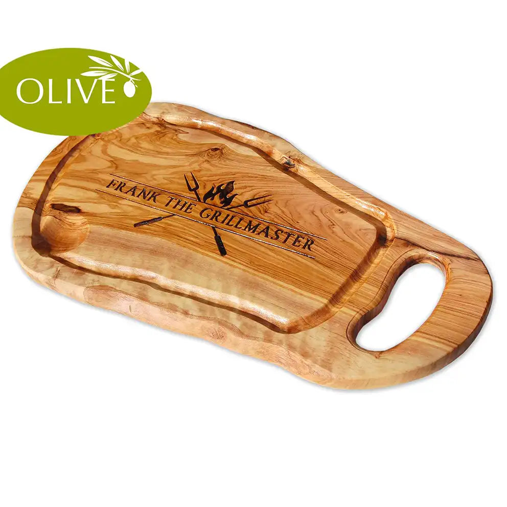 Motiv THE GRILLMASTER - Mediterranes Schneidebrett aus Olivenholz mit Grifflasche und Saftrille und personalisierten Gravurmotiv - Jeske Design