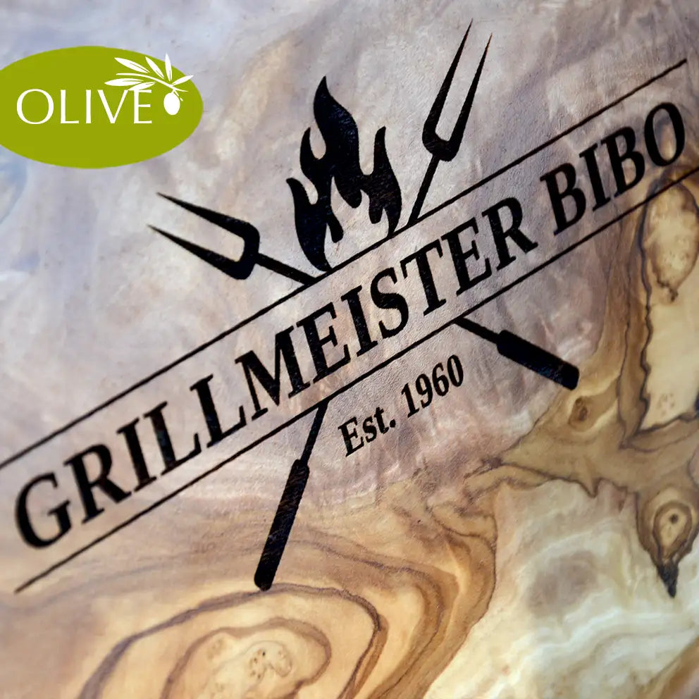 Motiv THE GRILLMASTER - Mediterranes Schneidebrett aus Olivenholz mit Saftrille und personalisierten Gravurmotiv - Jeske Design