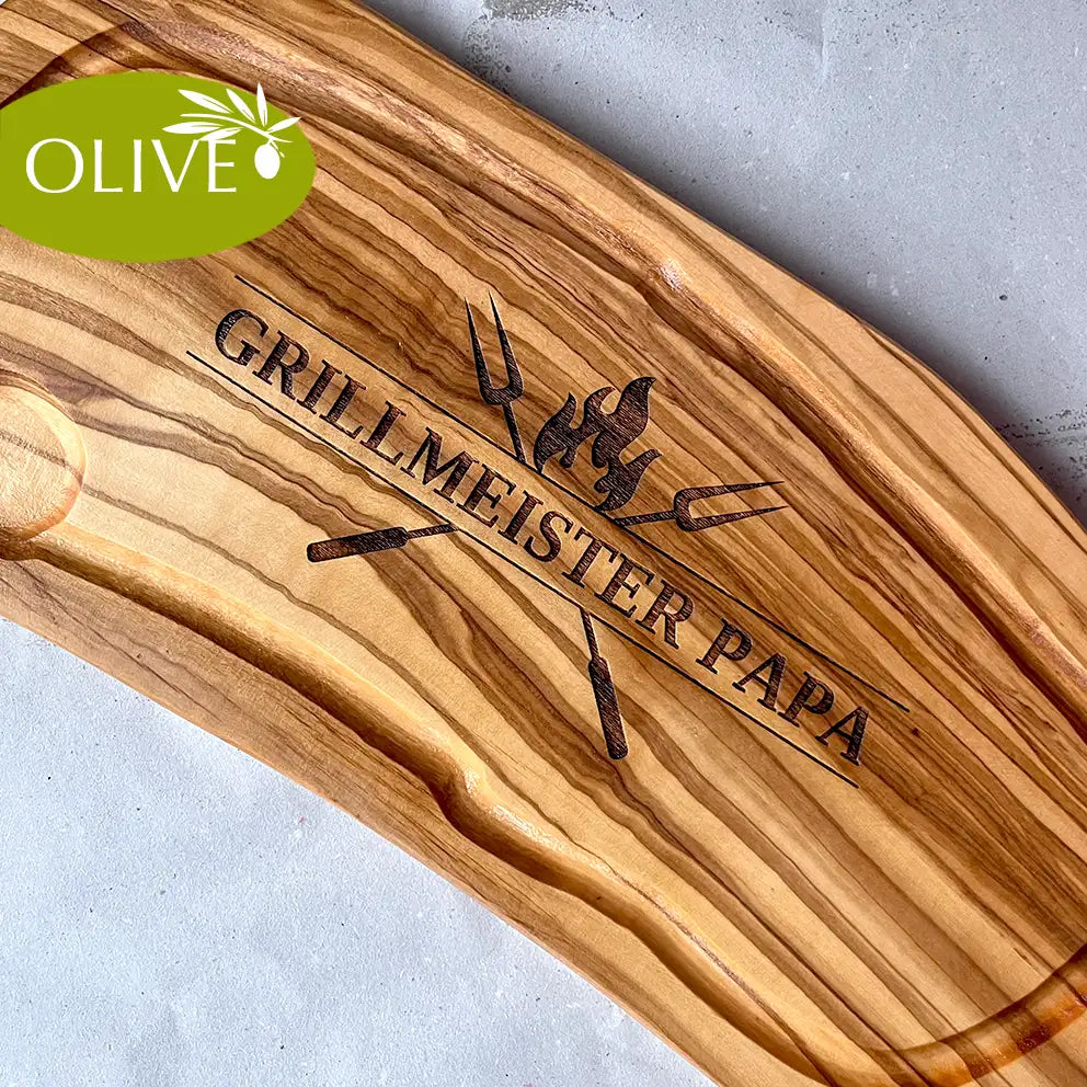 Motiv THE GRILLMASTER - Mediterranes Schneide- und Tranchierbrett aus Olivenholz mit Saftrille und personalisierten Gravurmotiv - Jeske Design