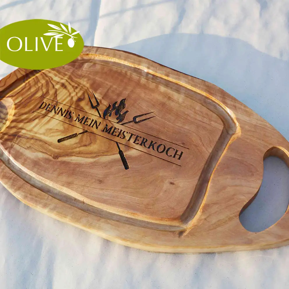 Motiv THE GRILLMASTER - Mediterranes Schneidebrett aus Olivenholz mit Grifflasche und Saftrille und personalisierten Gravurmotiv - Jeske Design