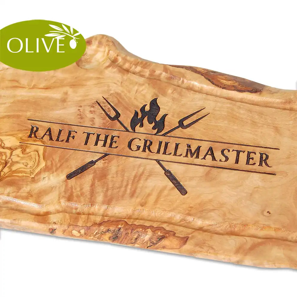 Motiv THE GRILLMASTER - Mediterranes Schneide- und Tranchierbrett aus Olivenholz mit Saftrille und personalisierten Gravurmotiv - Jeske Design