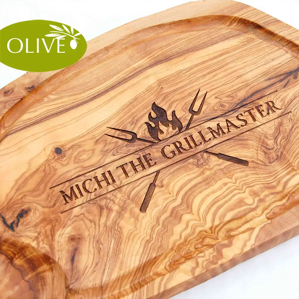 Motiv THE GRILLMASTER - Mediterranes Schneide- und Tranchierbrett aus Olivenholz mit Saftrille und personalisierten Gravurmotiv. Beispiel Michi the Grillmaster von Jeske Design