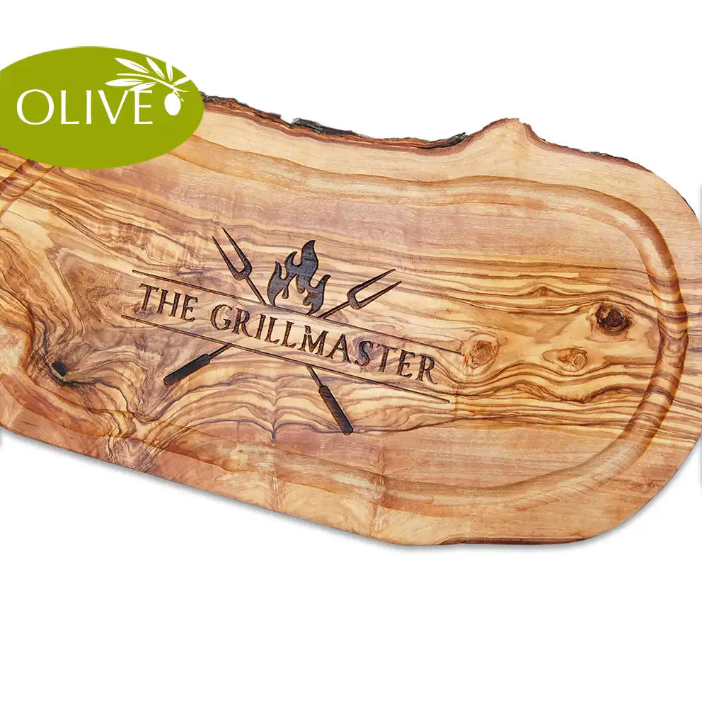 Motiv THE GRILLMASTER - Mediterranes Schneide- und Tranchierbrett aus Olivenholz mit Saftrille und personalisierten Gravurmotiv - Jeske Design