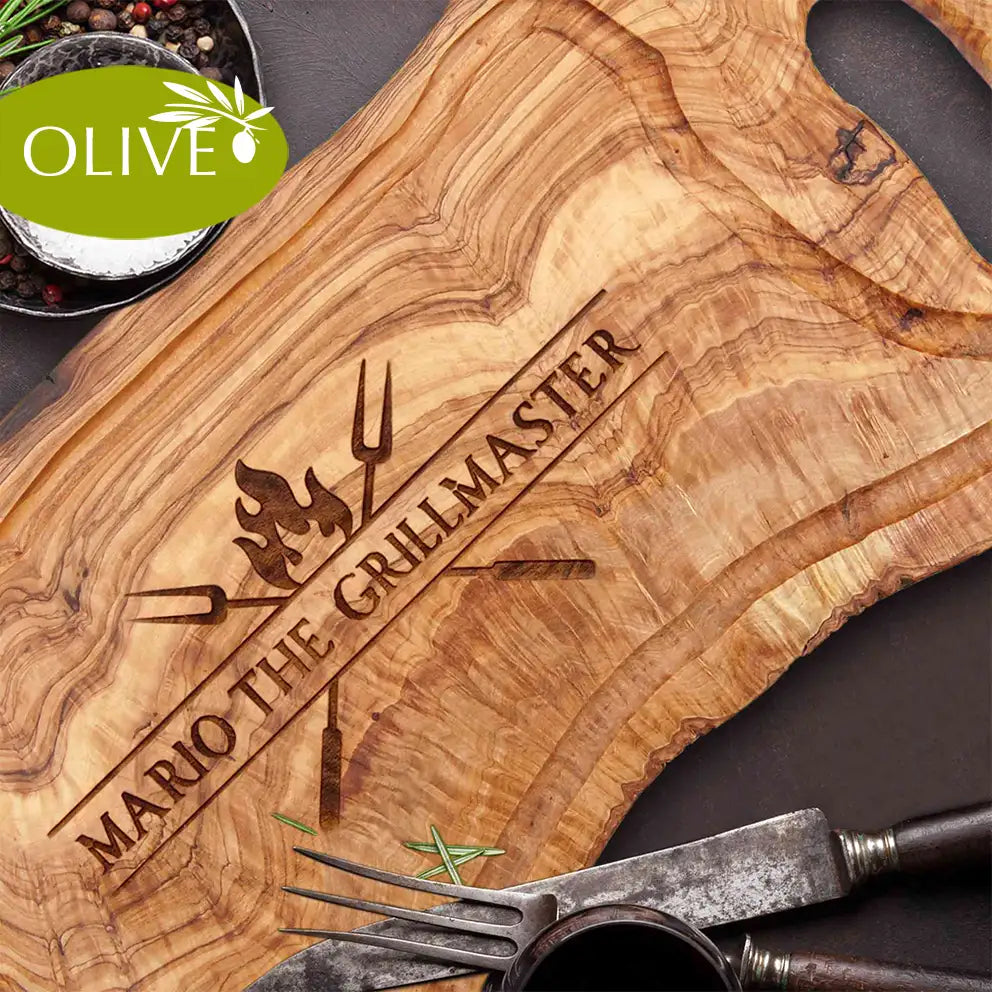 Motiv THE GRILLMASTER - Mediterranes Schneidebrett aus Olivenholz mit Saftrille und personalisierten Gravurmotiv - Jeske Design