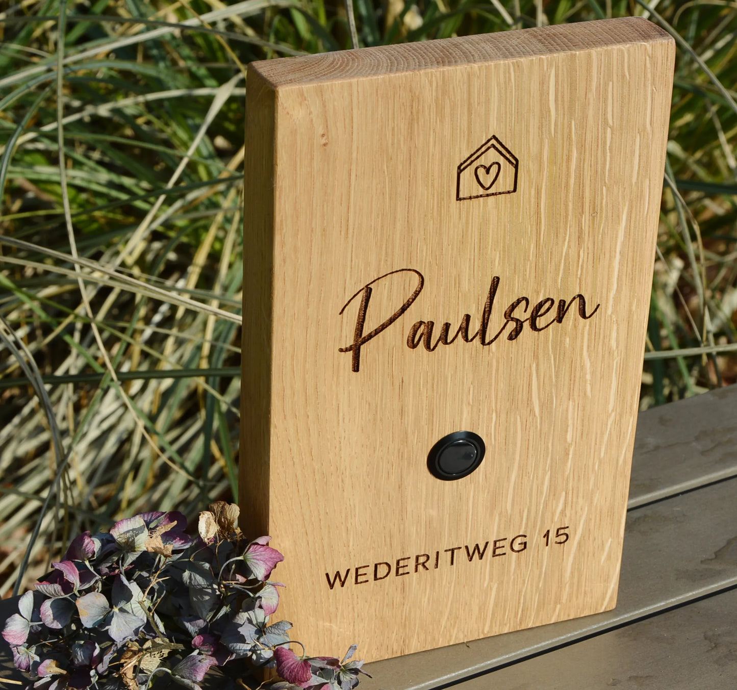 Stilvolles Klingelschild aus massivem Eichenholz mit persönlicher Gravur des Familiennamens, der Adresse oder Vornmane und einem Haus-Symbol sowie einem runden Edelstahl-Taster matt, LED-Edelstahl-Taster oder schwarzem Aluminium-Taster