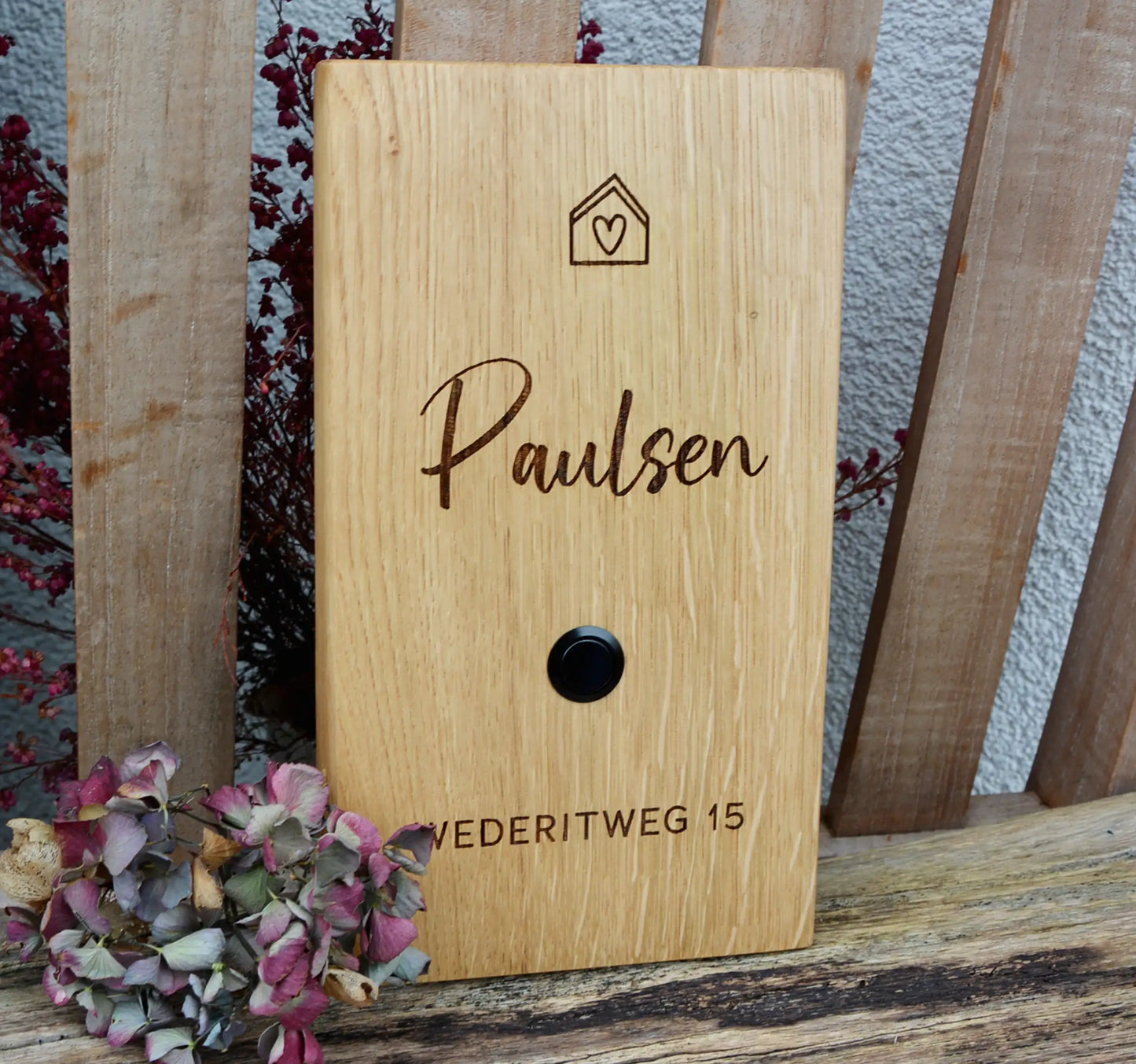 Stilvolles Klingelschild aus massivem Eichenholz mit persönlicher Gravur des Familiennamens, der Adresse oder Vornmane und einem Haus-Symbol sowie einem runden Edelstahl-Taster matt, LED-Edelstahl-Taster oder schwarzem Aluminium-Taster